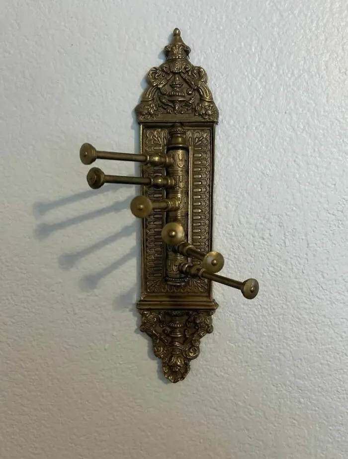 Montado en el dormitorio de una casa antigua. ¿Quién sabe qué es esto?