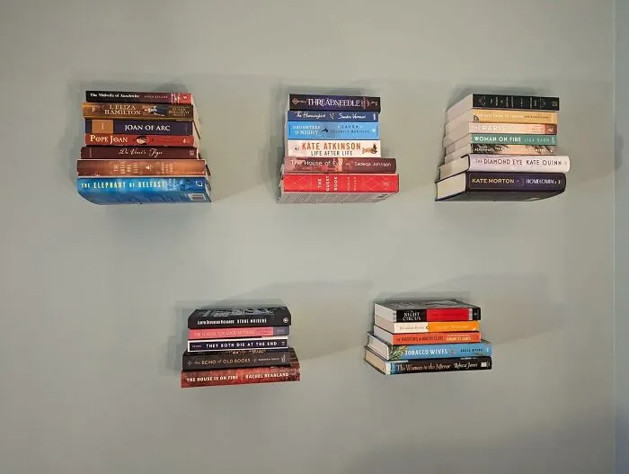 Your Books Will Look Like They're Practicing Some Serious Wingardium Leviosa This Weekend After You Install A <a Style="Display:inline;" Href="Https://Www.amazon.com/Umbra-330639-560-Conceal-Floating-Bookshelf/Dp/B010xgblqc?ie=utf8&th=1&linkcode=ll1&tag=bpkoala-20&linkid=0a14a87edc28957b907081af5a36d599&language=en_us&ref_=as_li_ss_tl" Target="_blank"><span Style="Font: Inherit; Color: #d74b1f;"> Floating Book Shelf </Span>
