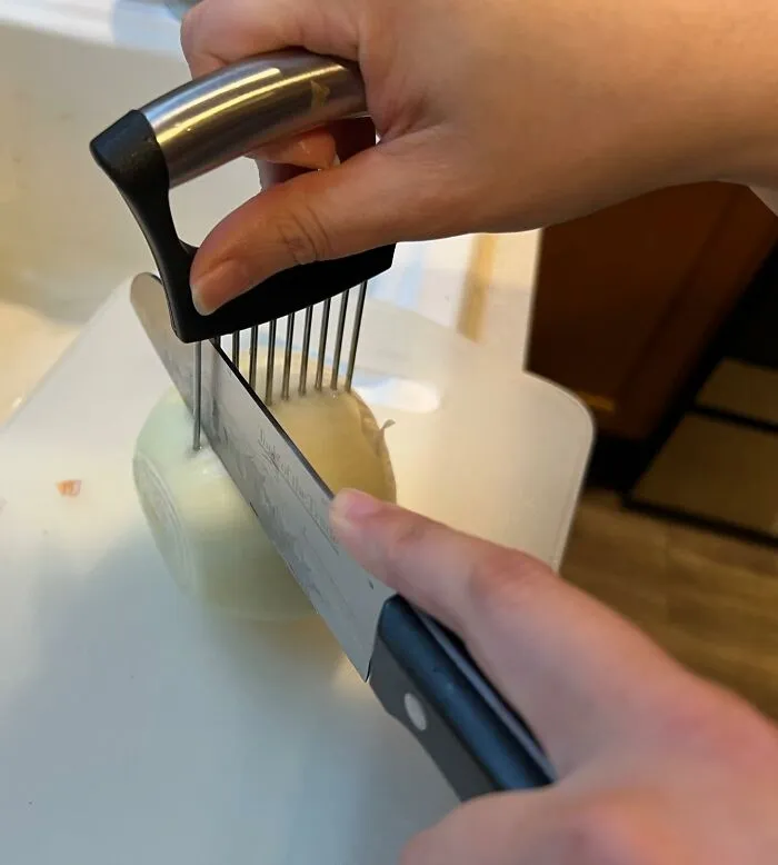 Stop Your Onions From Rolling Away Like They're Trying To Escape Their Fate (And Keep Your Fingers Safe) With This Handy <a Style="Display:inline;" Href="Https://Www.amazon.com/Jayvar-Onion-Holder-Vegetable-Assistant/Dp/B0c9zgmn9d?ie=utf8&linkcode=ll1&tag=bpelephant-20&linkid=af9f37eada0f16026dee27da32bc94d2&language=en_us&ref_=as_li_ss_tl" Target="_blank"><span Style="Font: Inherit; Color: #d74b1f;"> Onion Holder For Slicing </Span>