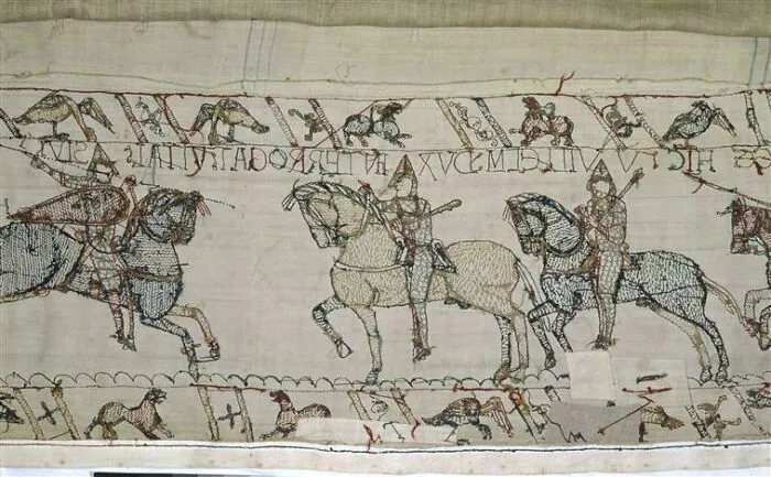 Bordado antiguo con escena de caballeros y animales, ejemplo de fotos curiosas con perspectiva histórica única.
