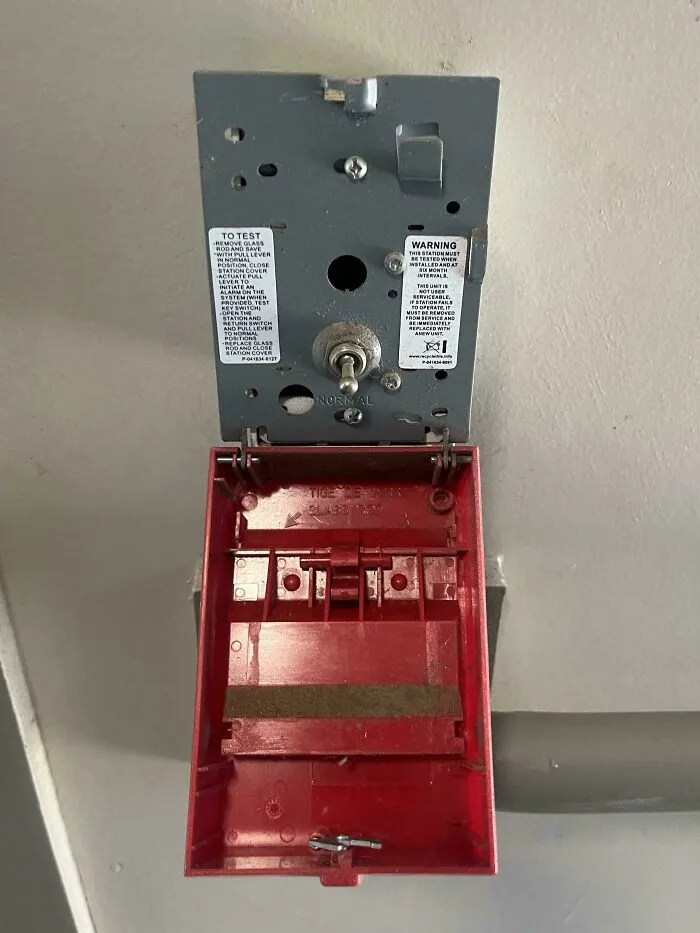 Interior detallado de una alarma contra incendios abierta, mostrando componentes desde otra perspectiva curiosa.