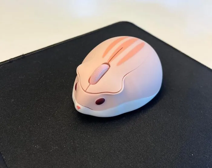 Your Desk Is About To Become The Cutest Spot In The Entire Office Thanks To This Ridiculously Adorable <a Style="Display:inline;" Href="Https://Www.amazon.com/Wireless-Portable-Cordless-Computer-Pink/Dp/B083bwrmbh?ie=utf8&th=1&linkcode=ll1&tag=bpbuffalo-20&linkid=54097f02c218b07ff04f54b13db93675&language=en_us&ref_=as_li_ss_tl" Target="_blank"><span Style="Font: Inherit; Color: #d74b1f;"> Wireless Hamster Mouse </Span>