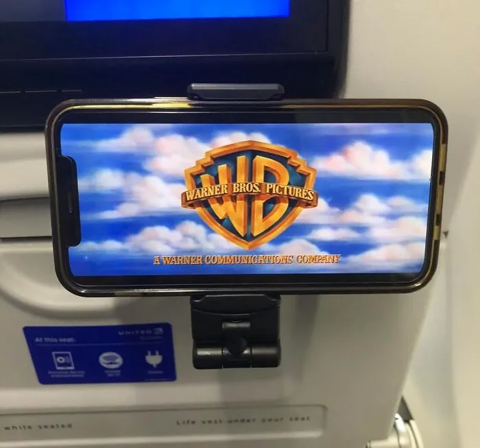 That Awkward Moment Your Phone Swan Dives Into Your Airline Meal Is Officially Cancelled Thanks To This <a Style="Display:inline;" Href="Https://Www.amazon.com/Perilogics-Universal-Airplane-Multi-Directional-Rotation/Dp/B07t8kl6c6?ie=utf8&th=1&linkcode=ll1&tag=bpdonkey-20&linkid=6b384d27da06e67250b0decab79cc508&language=en_us&ref_=as_li_ss_tl" Target="_blank"><span Style="Font: Inherit; Color: #d74b1f;"> Airplane Phone Mount </Span>, So You Can Binge Your Shows In Peace, Turbulence And All