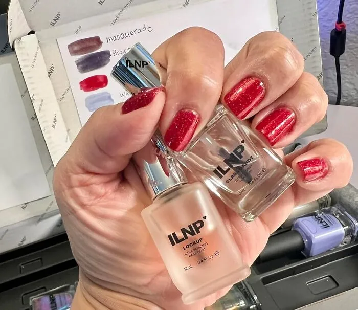 Your Nails Are About To Look Like Tiny, Magical Galaxies Thanks To This Mesmerizing <a Style="Display:inline;" Href="Https://Www.amazon.com/Ilnp-1up-Holographic-Resistant-Non-Toxic/Dp/B016ncm07o?ie=utf8&linkcode=ll1&tag=bpseahorse-20&linkid=8797ac0fe723af66f971aff3054d8b41&language=en_us&ref_=as_li_ss_tl" Target="_blank"><span Style="Font: Inherit; Color: #d74b1f;"> Ilnp Holographic Nail Polish </Span>