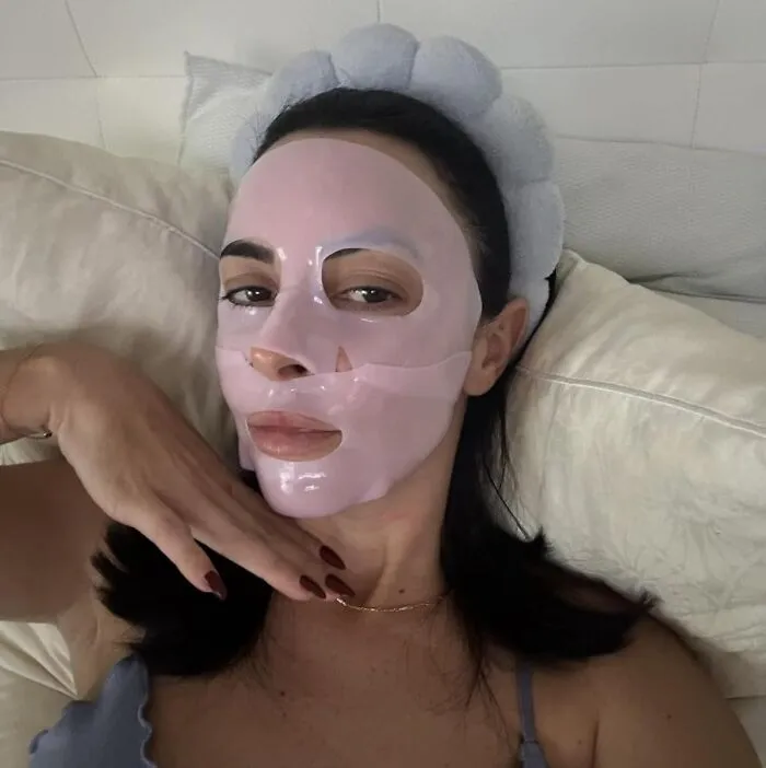 Your Face Has Launched A Thousand School Runs And Probably Refereed Just As Many "He Started It!" Debates, So Let It Soak Up Some Serious TLC With This <a Style="Display:inline;" Href="Https://Www.amazon.com/Medicube-Overnight-Elasticity-Hydrating-Moisturizing/Dp/B0dgtmr754?ie=utf8&th=1&linkcode=ll1&tag=bpmole-20&linkid=dc336bb9f77fe93a0320a21bb46c1db2&language=en_us&ref_=as_li_ss_tl" Target="_blank"><span Style="Font: Inherit; Color: #d74b1f;"> Medicube Collagen Jelly Mask </Span>, Because Honestly, You've Earned This Glow-Up All By Yourself
