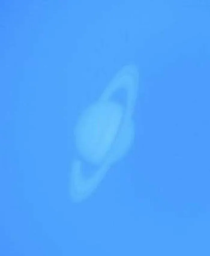 Saturno durante el día, visto a través de telescopio, 2022