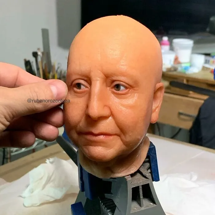 Hyper-realistic sculpture head by Ruben Orozco Loza showing intricate facial details and lifelike skin texture.