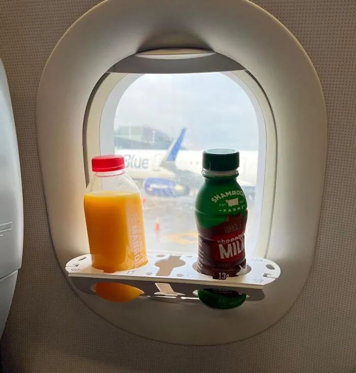 That Little Airplane Window Ledge Just Became Your Personal, Surprisingly Organized Command Center With This <a Style="Display:inline;" Href="Https://Www.amazon.com/Bevledge/Dp/B07kxl1yvm?ie=utf8&linkcode=ll1&tag=bphamster-20&linkid=5830b166da6107665627c4271e8d1aed&language=en_us&ref_=as_li_ss_tl" Target="_blank"><span Style="Font: Inherit; Color: #d74b1f;"> Airplane Window Organization Station </Span>