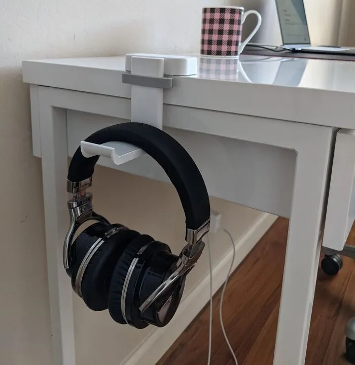 Your Headset's Monday Morning Game Of Hide-And-Seek Amongst Your Desk Clutter Is Officially Over, Thanks To This <a Style="Display:inline;" Href="Https://Www.amazon.com/Lamicall-Headphone-Stand-Headset-Hanger/Dp/B08n5syyyd?ie=utf8&th=1&linkcode=ll1&tag=bpsheep-20&linkid=3c4a5b7dde5c157c9594d9e35b25409a&language=en_us&ref_=as_li_ss_tl" Target="_blank"><span Style="Font: Inherit; Color: #d74b1f;"> Space Saving Headset Hanger </Span> Giving It A Clear, Designated Parking Spot So You Can Find It Before That First Dreadful Video Call