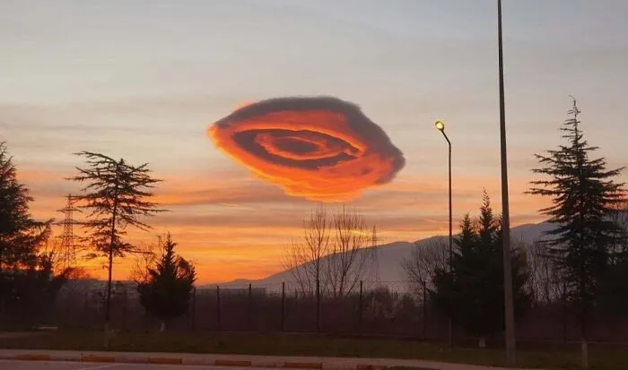 En Bursa, la gente vio una extraña nube rosa en el cielo al amanecer de hoy.