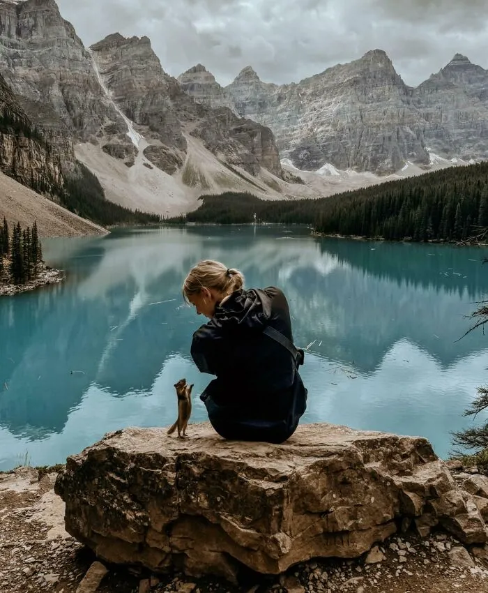Intenté tomarle una foto a mi novia en el lago Moraine, Canadá, cuando de repente este pequeño apareció