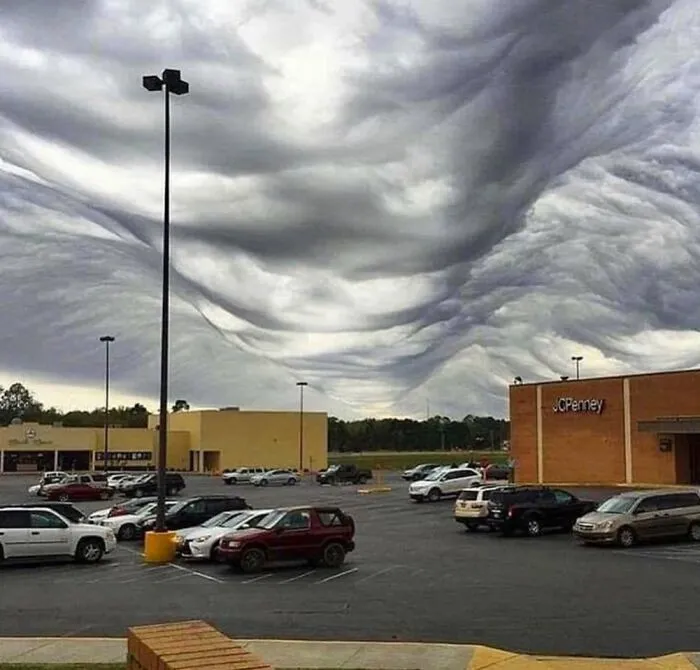 50 Weird And Wild Pics From An IG Account Dedicated To Posting Unhinged Content
