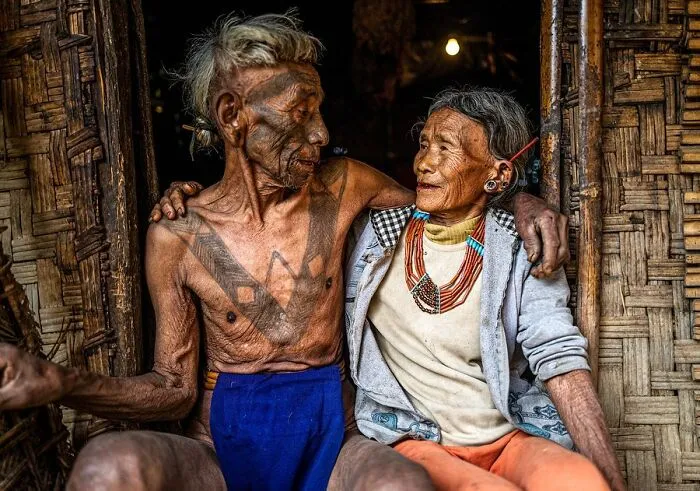 35 Retratos elocuentes de personas mayores de todo el mundo, por Massimo Bietti
