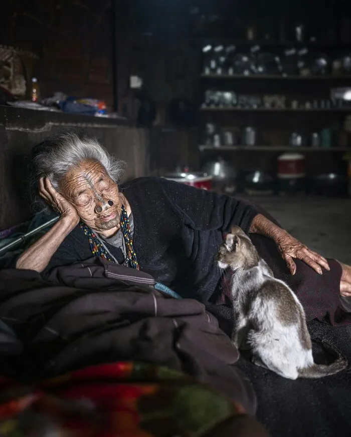 35 Retratos elocuentes de personas mayores de todo el mundo, por Massimo Bietti