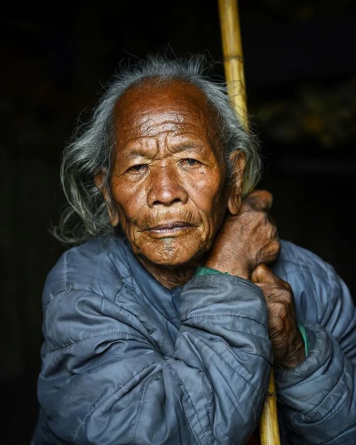 Retrato elocuente de persona mayor con rostro arrugado y expresión profunda, parte de serie global de personas mayores.