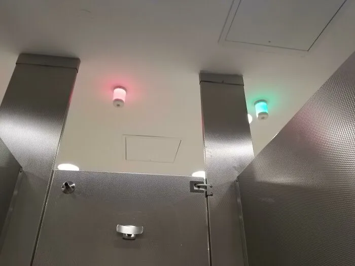 El baño del aeropuerto de Atlanta tiene luces que indican qué cubículos están ocupados