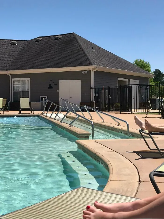 Este complejo de apartamentos cuenta con piscina con acceso para sillas de ruedas.