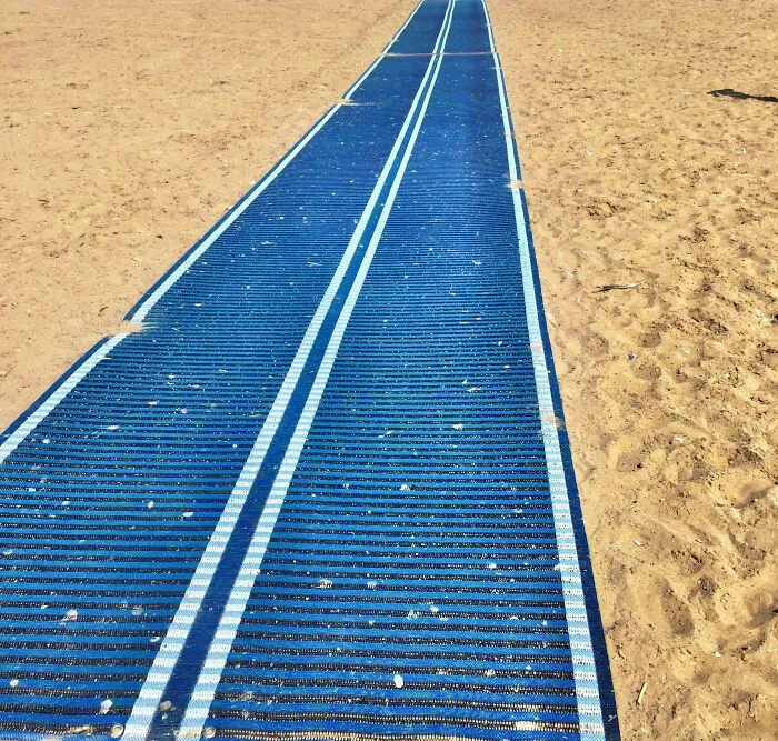 Este resistente corredor permite a las personas que usan sillas de ruedas o andadores acceder a nuestra playa