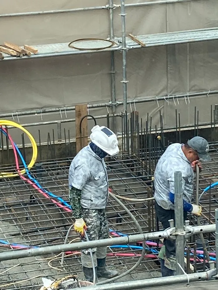El constructor cerca de mi casa usa un casco con ventilador solar para mantenerse fresco