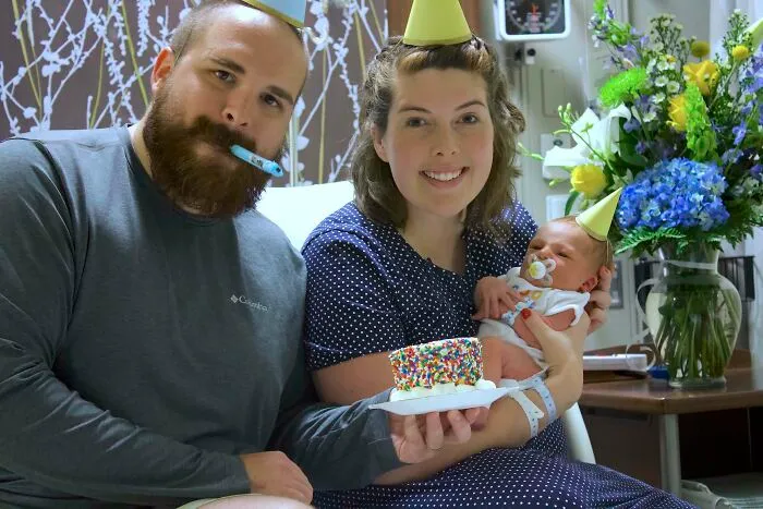 El hospital donde mi esposa dio a luz te regala un kit para que puedas tener una fiesta de "cumpleaños 0"