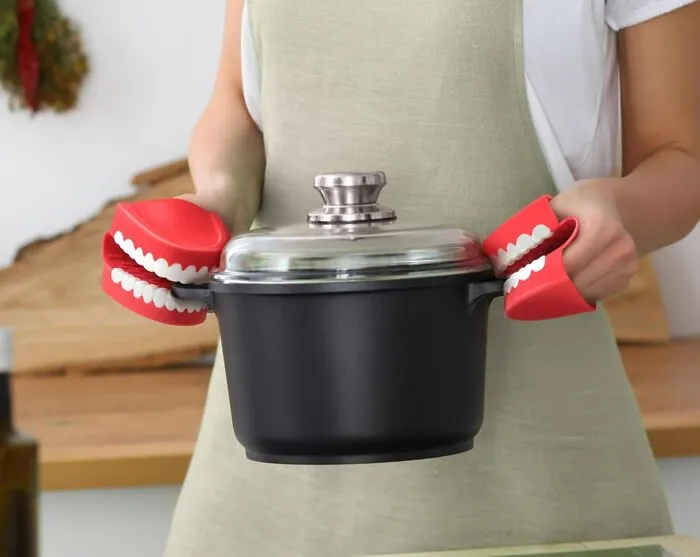 Your Hot Pans Are About To Get A 'Bite' Of Protection From These Hilariously Toothy <a Style="Display:inline;" Href="Https://Www.amazon.com/Genuine-Fred-Chattering-Resistant-Accessory/Dp/B0cvfhq4qw?dib=eyj2ijoimsj9.8j2qnz8hreua_2opcf5pdes5gf8ggylxzp6bnphvefiocvm0hetw2krf7kxbm5lplvrrpmu7jx8fkezsltueuccnhxvgjxw9rqn_q6qusujvst8od6u7uxgt-4nrsykrntif8lbu7cqppey6gld0msdrz8stdvljzcn8ge92rjlqhgzq_ld_u4fhhev5uze-V8ft67xdjdpo6wfvlbjq10ht21ry6criqlwtqeiuhh8hz_hmpuyldejrdi86t9-Rqhgxkyy6hqo1rsbwwnxf9ismavhmukg3_xppftdflha.7xzfsie5pktiekatk29g07hbp7nybolbstlhcjl8y6e&dib_tag=se&keywords=funny+kitchen+gadgets&qid=1747296417&sr=8-10&linkcode=ll1&tag=bpsquirrel-20&linkid=53ec673e7702c9b3f60061271161cb25&language=en_us&ref_=as_li_ss_tl" Target="_blank"><span Style="Font: Inherit; Color: #d74b1f;"> Silicone Denture Pot Holders </Span>