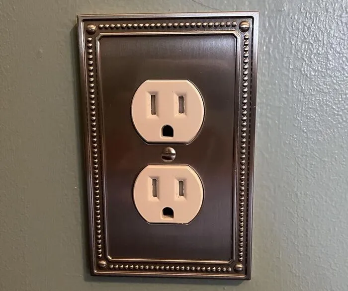 Those Slightly Sad, Maybe Even Beige-Adjacent Electrical Bits On Your Wall Can Get A Super Speedy Facelift This Weekend With Some New <a Style="Display:inline;" Href="Https://Www.amazon.com/Franklin-Brass-W35058-Sn-C-Classic-Beaded/Dp/B01hgnpky4?ie=utf8&th=1&linkcode=ll1&tag=bpkoala-20&linkid=83ffff3d0f641130b4317c8b5c14be57&language=en_us&ref_=as_li_ss_tl" Target="_blank"><span Style="Font: Inherit; Color: #d74b1f;"> Outlet Covers </Span>