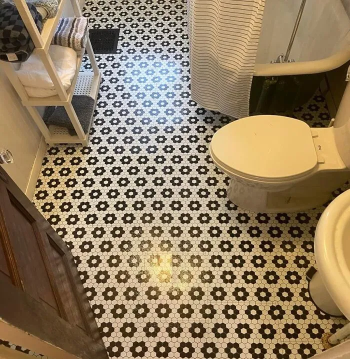You Can Totally Give Your Floor A Sweet New Geometric Look This Weekend With Some Ridiculously Easy <a Style="Display:inline;" Href="Https://Www.amazon.com/Floorpops-Fp3931-Biscotto-Floor-Tiles/Dp/B096l2jy2j?ie=utf8&linkcode=ll1&tag=bpkoala-20&linkid=d7f5cd48f531a777faf8e00f6416883c&language=en_us&ref_=as_li_ss_tl" Target="_blank"><span Style="Font: Inherit; Color: #d74b1f;"> Honeycomb Peel And Stick Floor Tiles </Span>