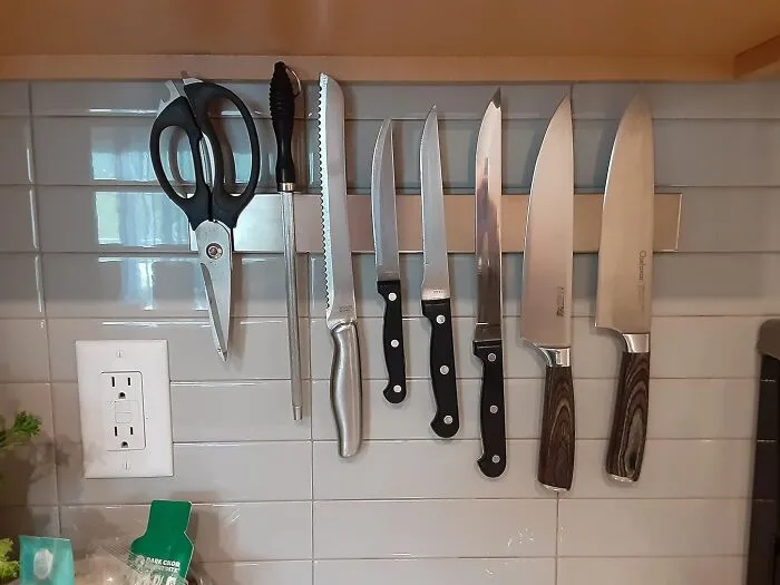 Your Kitchen Knives Can Finally Live Their Best, Most Accessible Life On The Wall After You Spend About 10 Minutes Installing A <a Style="Display:inline;" Href="Https://Www.amazon.com/Modern-Innovations-Stainless-Multipurpose-Organizer/Dp/B016ishac8?ie=utf8&th=1&linkcode=ll1&tag=bpkoala-20&linkid=1ee02466e872dea3b3575b6c2df02a95&language=en_us&ref_=as_li_ss_tl" Target="_blank"><span Style="Font: Inherit; Color: #d74b1f;"> Magnetic Knife Bar </Span>