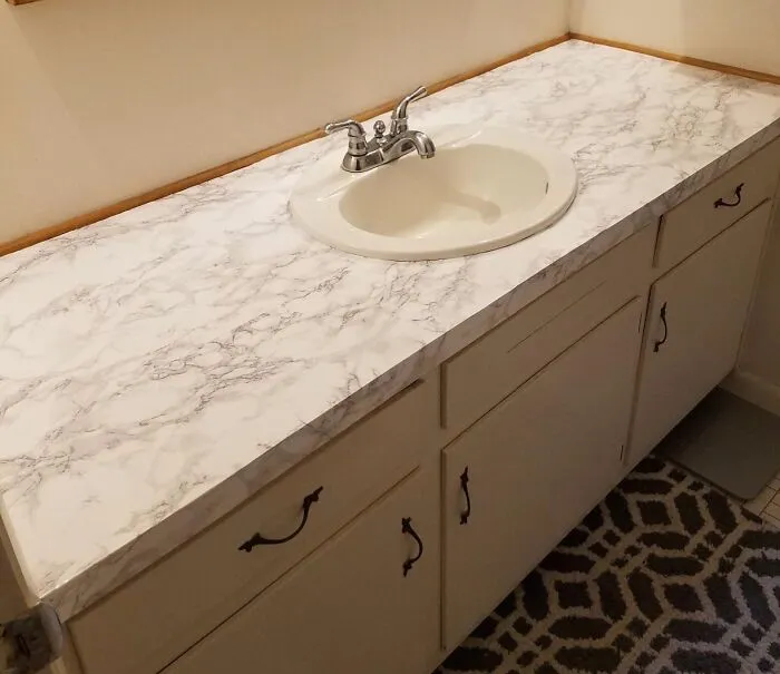Your Kitchen Is About To Look Like It Had A Very Expensive Affair With A Stone Quarry This Weekend Thanks To Some <a Style="Display:inline;" Href="Https://Www.amazon.com/Dc-Fix-346-0306-Decorative-Self-Adhesive/Dp/B00504qxm0?ie=utf8&th=1&linkcode=ll1&tag=bpkoala-20&linkid=cf312a36b6398d630f4d57c0108d8456&language=en_us&ref_=as_li_ss_tl" Target="_blank"><span Style="Font: Inherit; Color: #d74b1f;"> Marble Countertop Contact Paper</Span>