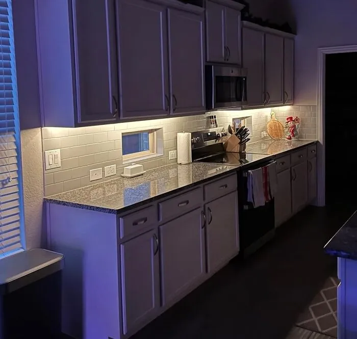 Your Kitchen Is About To Look Like It Got A Fancy Makeover With Shockingly Little Effort, All Thanks To Some <a Style="Display:inline;" Href="Https://Www.amazon.com/Cabinet-LED-Lighting-Dimmable-Showcase/Dp/B07tn5hnpn?ie=utf8&th=1&linkcode=ll1&tag=bpkoala-20&linkid=21f987b759a055af695d0fbcc610c15f&language=en_us&ref_=as_li_ss_tl" Target="_blank"><span Style="Font: Inherit; Color: #d74b1f;"> Under Cabinet LED Lighting </Span>