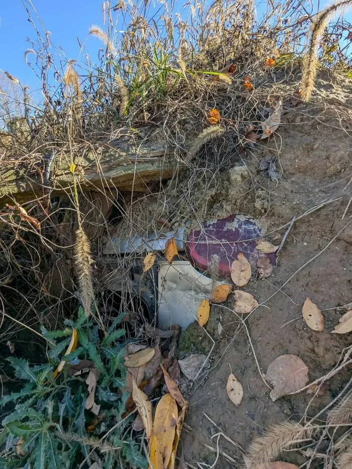 Mi amigo encontró un coche enterrado en el terreno que acaba de comprar