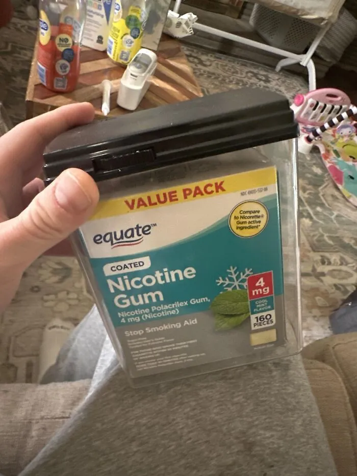 El pedido que he hecho al supermercado me ha traido los chicles de nicotina dentro del contenedor de seguridad