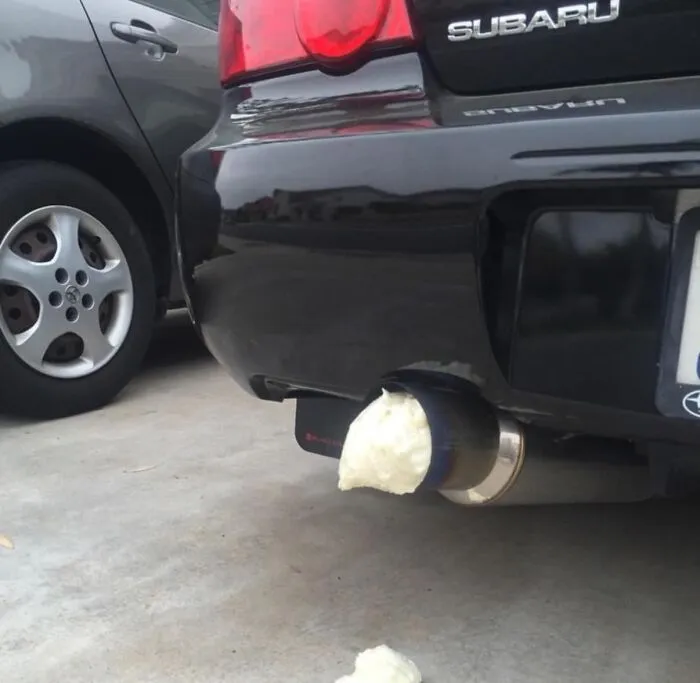 En serio, chicos… Me acaban de rociar espuma en el tubo de escape. Obviamente, ya está endurecida, pero ¿cómo la saco?
