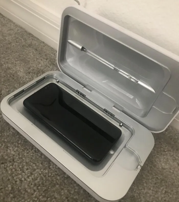 The Grimy Truth About Your Phone's Germ Situation Can Be Zapped Away With The Surprisingly Satisfying <a Style="Display:inline;" Href="Https://Www.amazon.com/Phonesoap-Sanitizer-Universal-Patented-Clinically/Dp/B071kgvlbb?ie=utf8&th=1&linkcode=ll1&tag=bpcheetah-20&linkid=3b7f078bc9951dd9e410c0fd839ff68d&language=en_us&ref_=as_li_ss_tl" Target="_blank"><span Style="Font: Inherit; Color: #d74b1f;"> Phonesoap UV Cell Phone Sanitizer </Span>