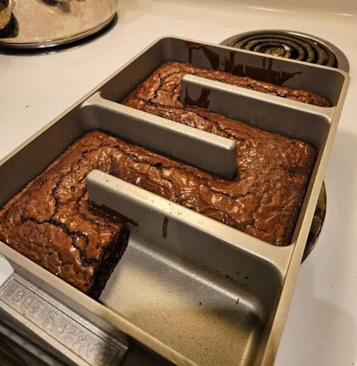 Those Tragic, Middle-Only Brownie Pieces Are Now A Thing Of The Past When You Bake With The Legendary <a Style="Display:inline;" Href="Https://Www.amazon.com/Bakers-Edge-Brownie-Complete-Spatula/Dp/B07f1yqw72?ie=utf8&linkcode=ll1&tag=bpcheetah-20&linkid=176b661ec3f66d30675bc6441755870a&language=en_us&ref_=as_li_ss_tl" Target="_blank"><span Style="Font: Inherit; Color: #d74b1f;"> Baker's Edge Brownie Pan </Span>