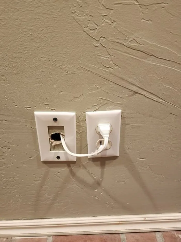 Mi amigo le pagó a un manitas para que le pusiera un enchufe justo detrás de su televisor y ocultara el cable. Al entrar en la habitación contigua, descubrió la solución del manitas. Al menos solo cobró $150.