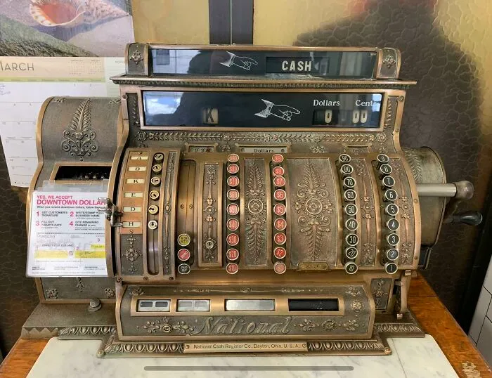 Mi barbería todavía usa su caja registradora original de 1904