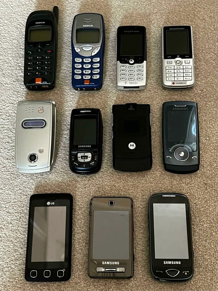 Colección de teléfonos móviles antiguos y modernos mostrando comparación increíble y nueva perspectiva temporal del diseño.