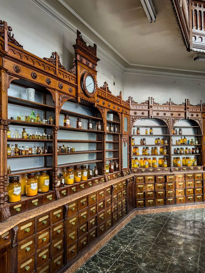 Así era una farmacia hace 100 años (Bucarest, Rumanía)