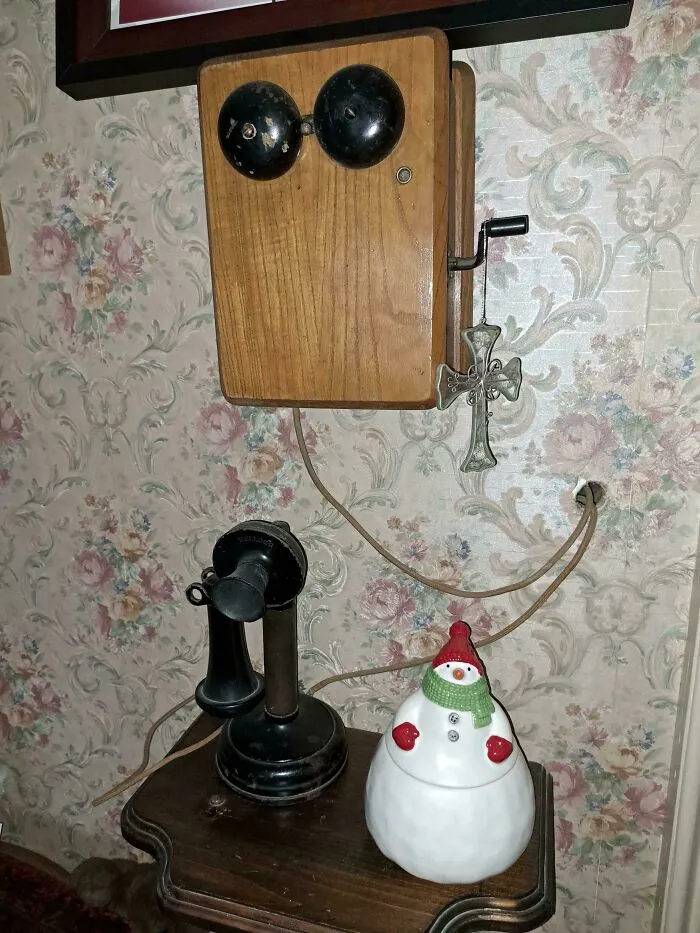La casa de campo de mi abuelo todavía tiene el teléfono original