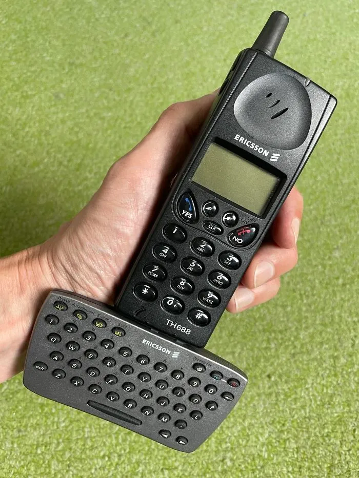 Encontré mi viejo celular con un teclado de clip opcional para enviar mensajes de texto fácilmente