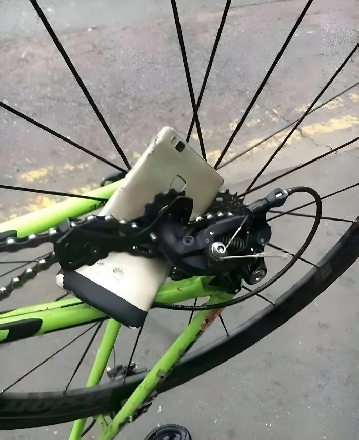 A esta persona se le cayó el teléfono en la cadena de una bicicleta mientras montaba