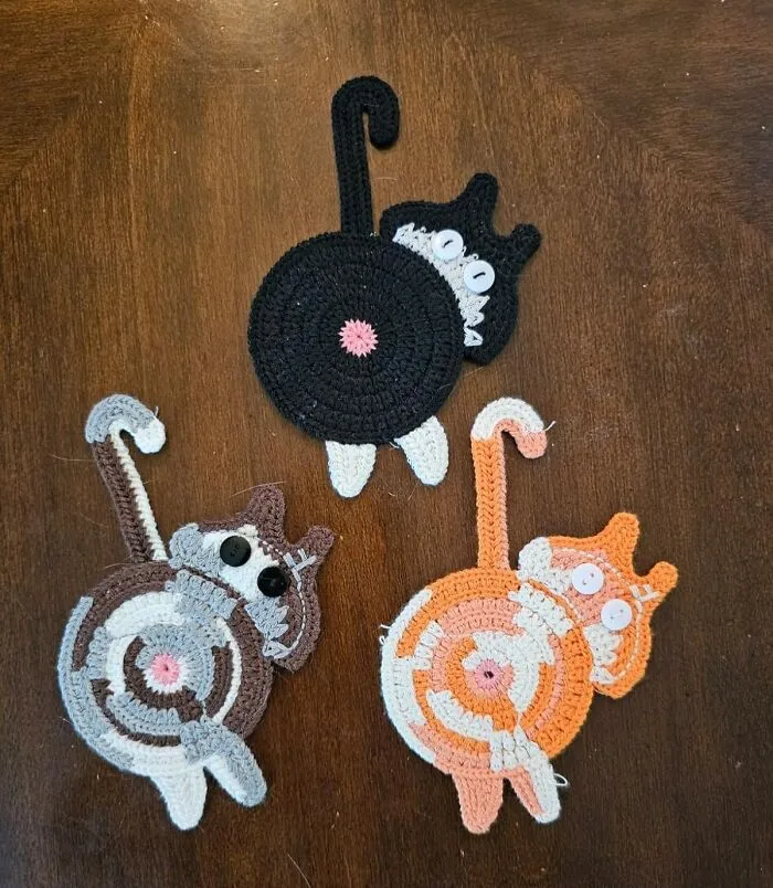 Your Guests Will Know You Have A 'Purrfectly' Unique Sense Of Humor When They Spot These <a Style="Display:inline;" Href="Https://Www.amazon.com/Graceice-Coaster-Creative-Insulation-Desktop/Dp/B0bgr9h9cf?ie=utf8&linkcode=ll1&tag=bpdove-20&linkid=78ab652e997dbe396919145d12fc2432&language=en_us&ref_=as_li_ss_tl" Target="_blank"><span Style="Font: Inherit; Color: #d74b1f;"> Crochet Cat Butt Coasters </Span>