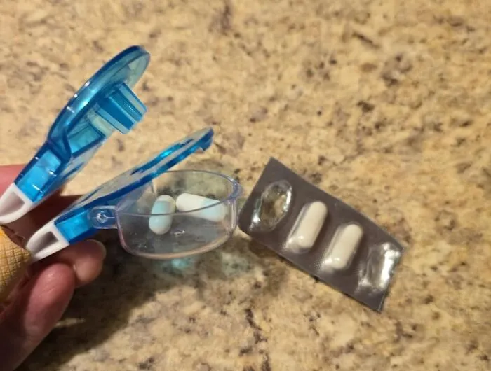 Stop Struggling With Those Ridiculously Sealed Pill Packs And Let This Genius Little <a Style="Display:inline;" Href="Https://Www.amazon.com/Portable-Remover-Tablets-Disabled-Arthritis/Dp/B0cg33t3z2?ie=utf8&linkcode=ll1&tag=bpgrape-20&linkid=1397a2877e398120900316937b496486&language=en_us&ref_=as_li_ss_tl" Target="_blank"><span Style="Font: Inherit; Color: #d74b1f;"> Pill Popper For Blister Packs </Span> Do The Work