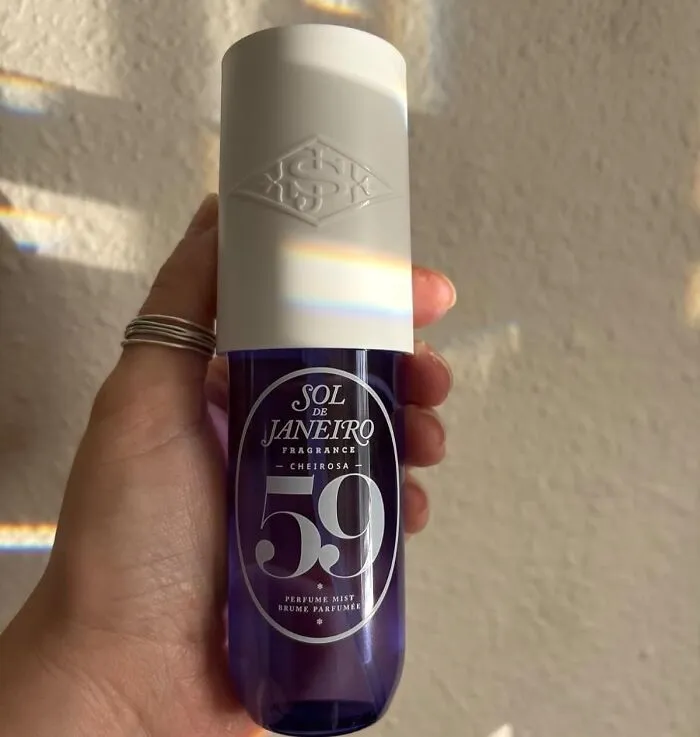 Your Aura Is About To Get A Major Upgrade To "Smells Like A Beachside Dream" With The <a Style="Display:inline;" Href="Https://Www.amazon.com/Janeiro-Cheirosa-Hair-Body-Fragrance/Dp/B0cn3qcqtd?ie=utf8&th=1&linkcode=ll1&tag=bpgoose-20&linkid=a2fea62e0a66cb1ff2a44b52c1d74b12&language=en_us&ref_=as_li_ss_tl" Target="_blank"><span Style="Font: Inherit; Color: #d74b1f;"> Sol De Janeiro Hair & Body Perfume Mist </Span>