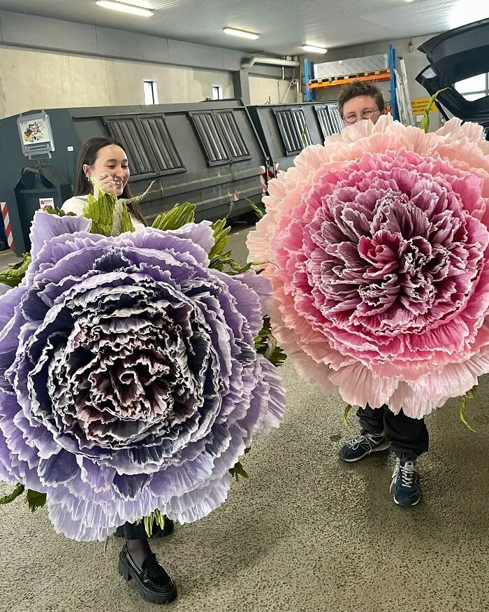 34 Enormous Tissue Paper Flowers Created By This Artist (New Pics)