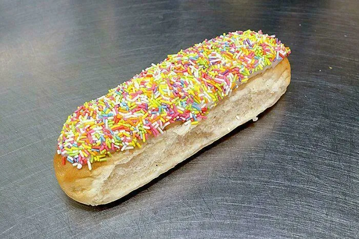 Solo en el Reino Unido la gente consideraría aceptable poner glaseado y chispas en un pan de perrito caliente y luego tendrían el descaro de llamarlo pastel.