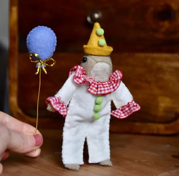 My Handmade Felt Frog Doll And His Extensive Wardrobe Of Wholesome Outfits (37 Pics)