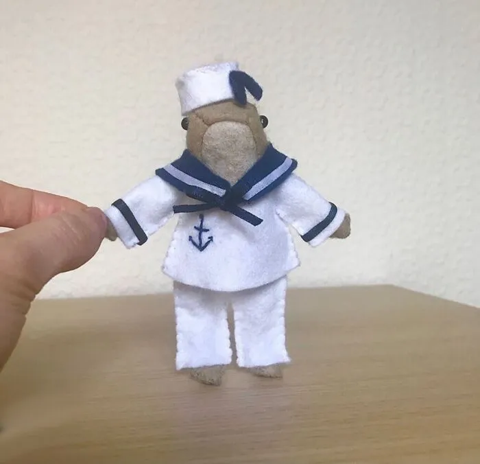 My Handmade Felt Frog Doll And His Extensive Wardrobe Of Wholesome Outfits (37 Pics)