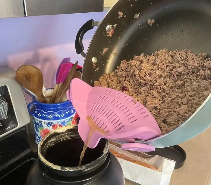 Draining Pasta Without Accidentally Yeeting Half Of It Into The Sink Is Now A Much Simpler Affair With A <a Style="Display:inline;" Href="Https://Www.amazon.com/Kitchen-Gizmo-Strainer-Silicone-Colander/Dp/B018w9jii0?ie=utf8&th=1&linkcode=ll1&tag=bphyena-20&linkid=5e63fcf872924aef4cafa528ab8035e0&language=en_us&ref_=as_li_ss_tl" Target="_blank"><span Style="Font: Inherit; Color: #d74b1f;"> Snap N' Strain Strainer </Span>